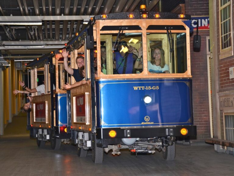 De tram van Hillywood Tours rijdt met bezoekers door de overdekte studiostraat