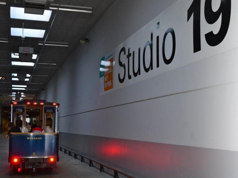 De tram van Hillywood Tours rijdt door een gang langs Studio 19 op het Media Park